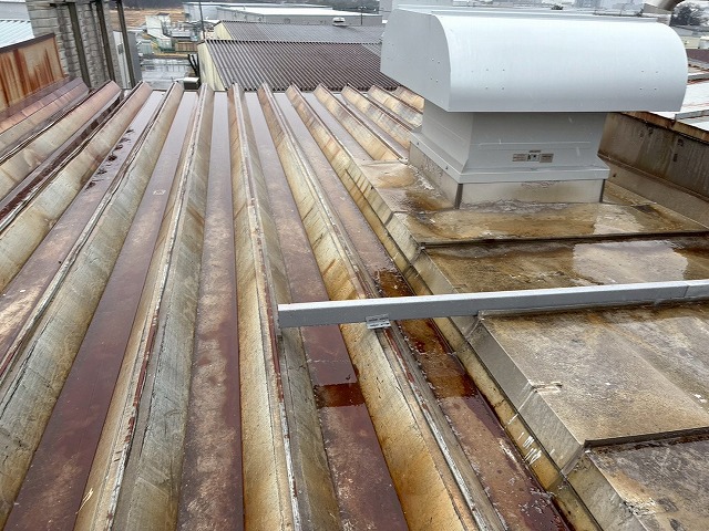 守谷市の工場屋根で広がる錆を調査 排水不良と設備周りの腐食による劣化と対策をご紹介します